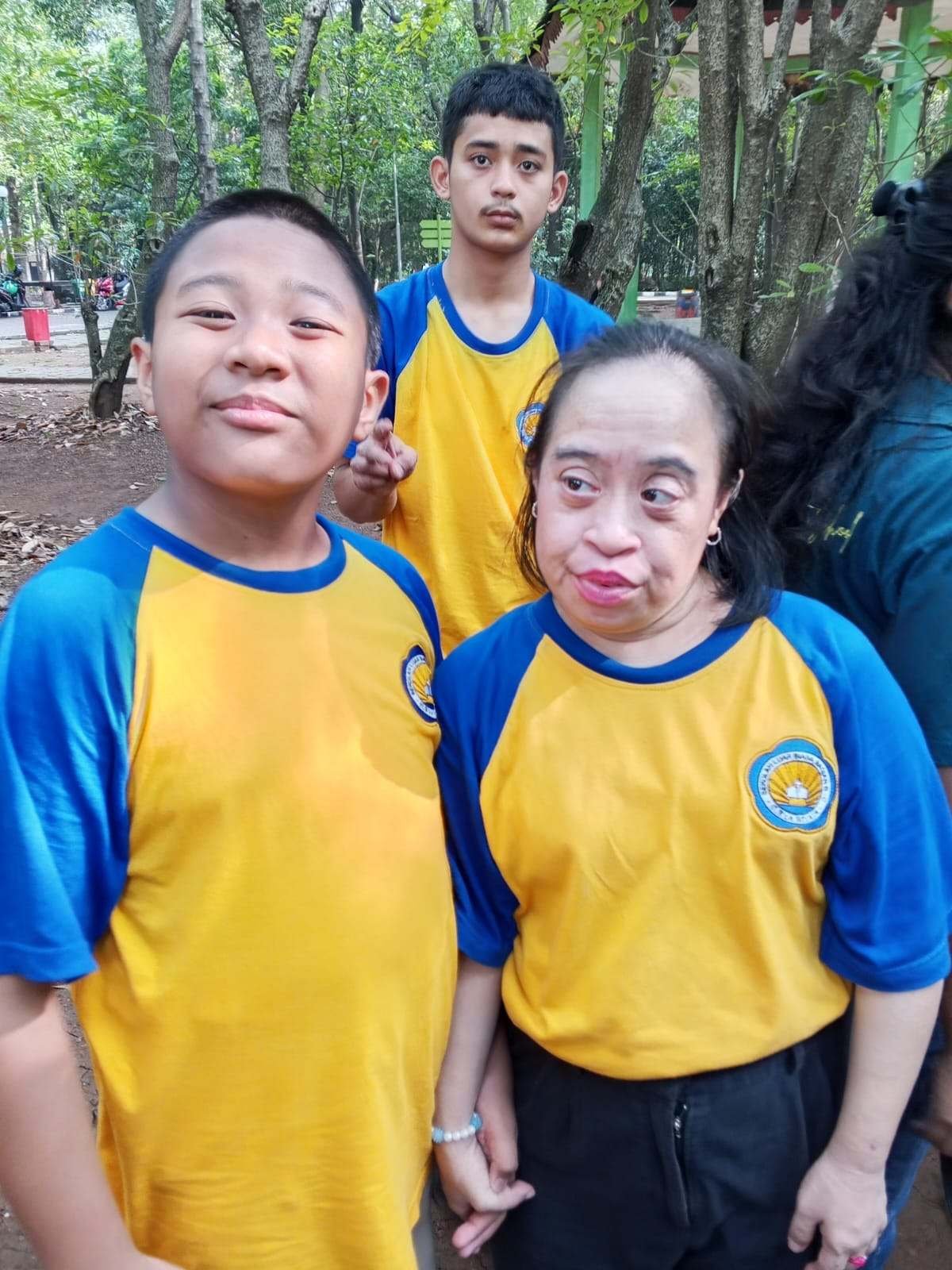 Siswa berkaos kuning biru saat kegiatan di taman kota