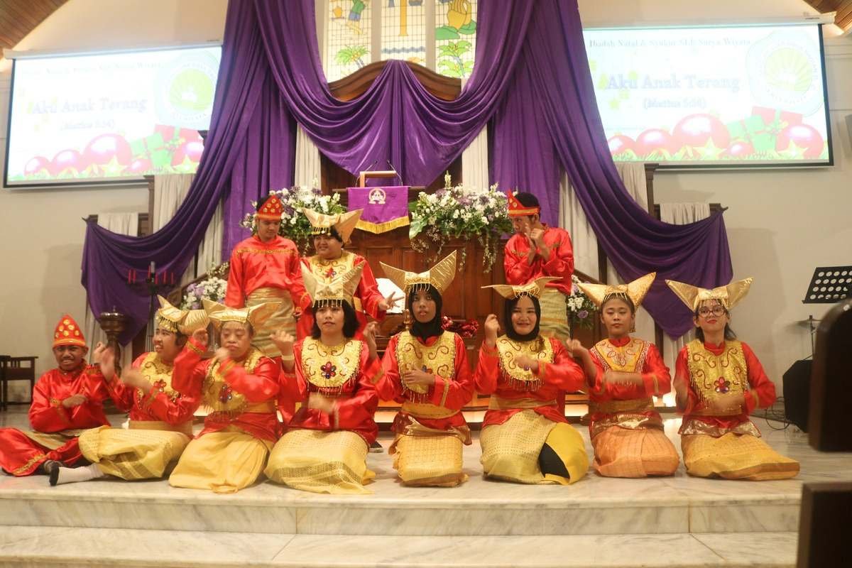 Siswa tampil dalam pentas seni dengan kostum merah kuning