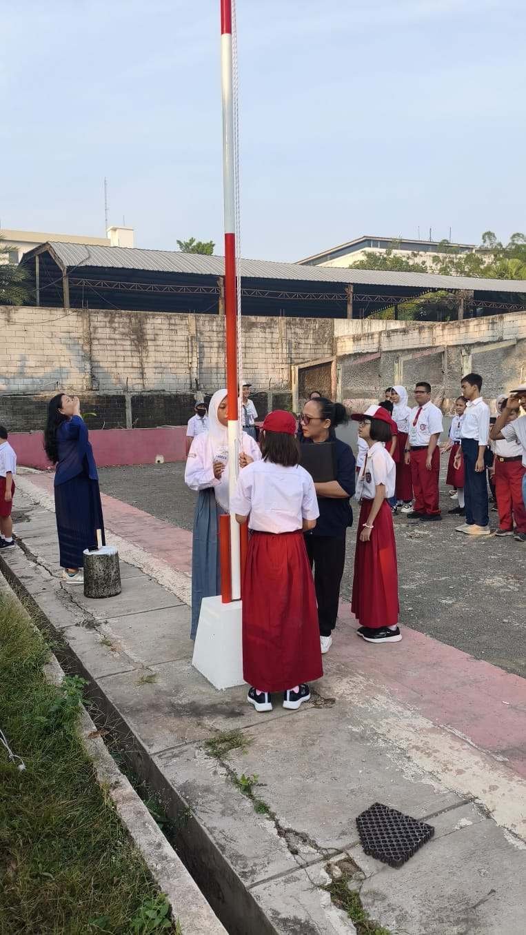 Petugas pengibar bendera bersiap di tiang bendera