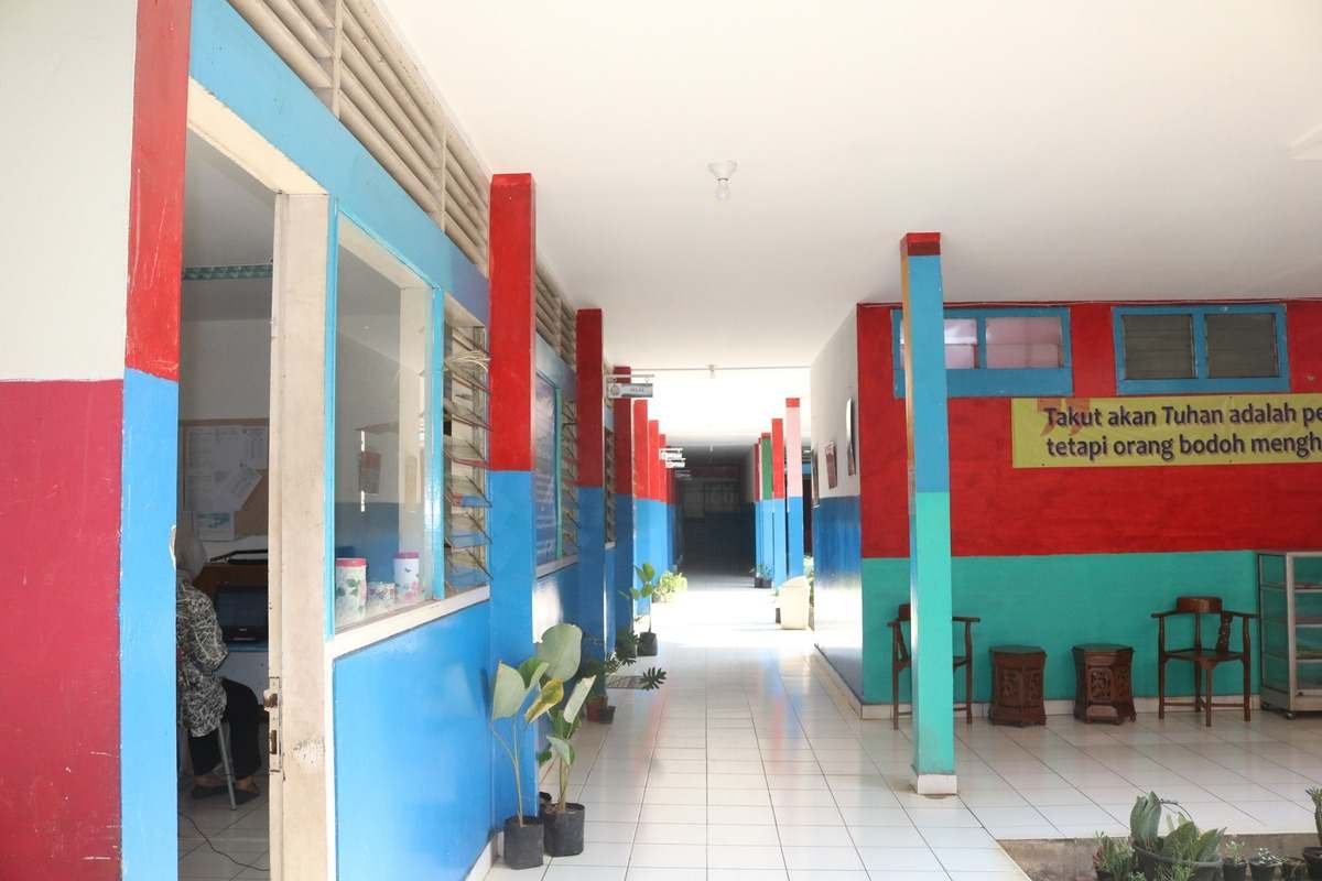 Selasar area kelas berwarna cerah