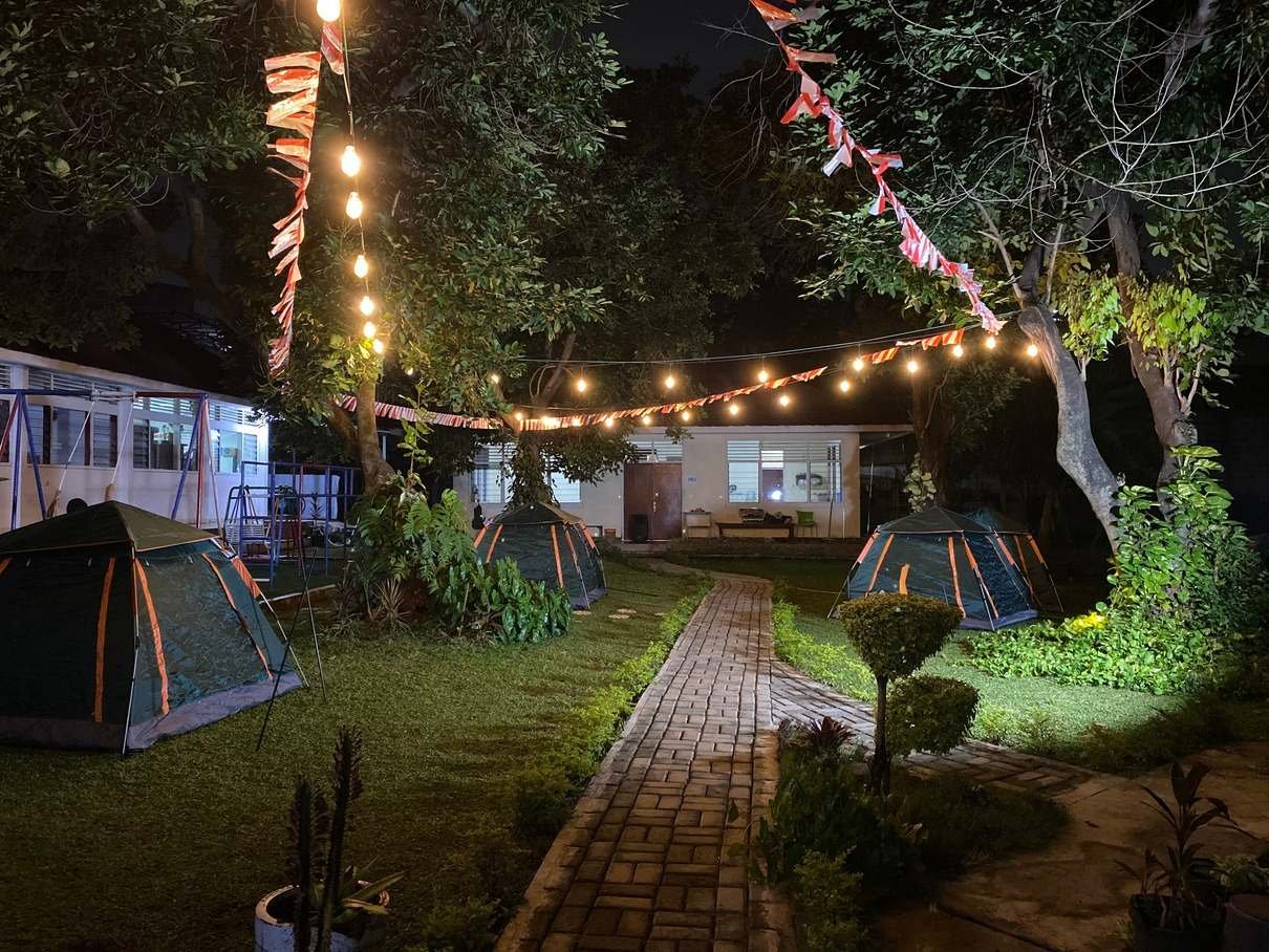 Taman sekolah dengan lampu hias di malam hari