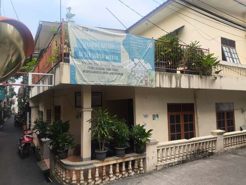 Gedung SLB Surya Wiyata dengan tanaman di teras depan