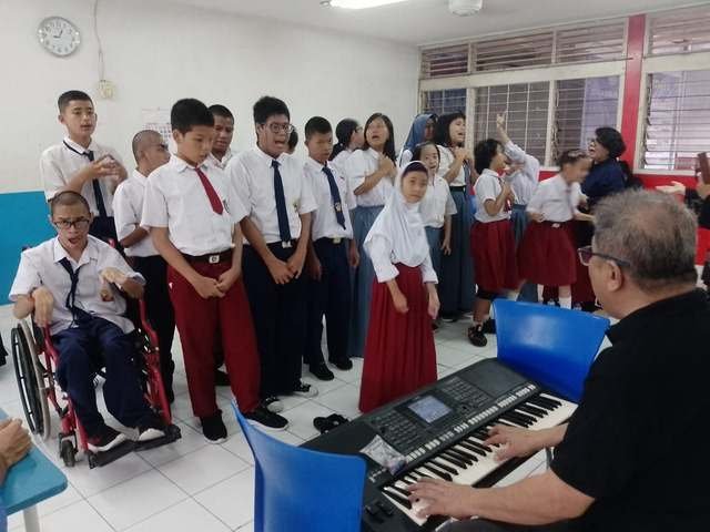 Siswa bernyanyi bersama diiringi keyboard