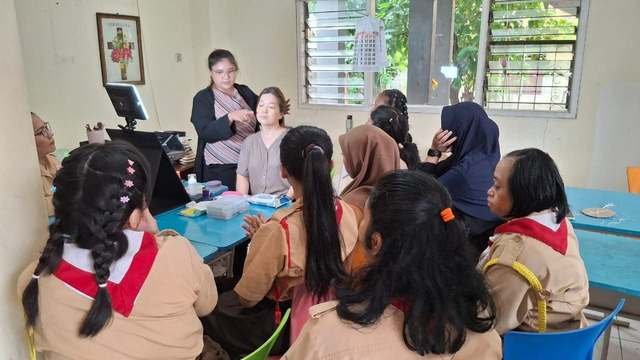 Siswi belajar tata rias bersama pendamping