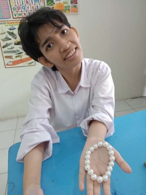 Siswa menunjukkan gelang manik-manik buatannya