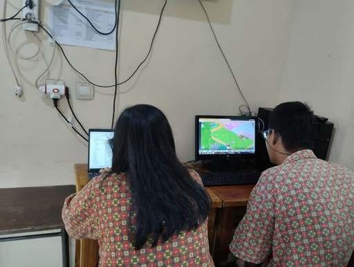 Siswa belajar komputer di laboratorium